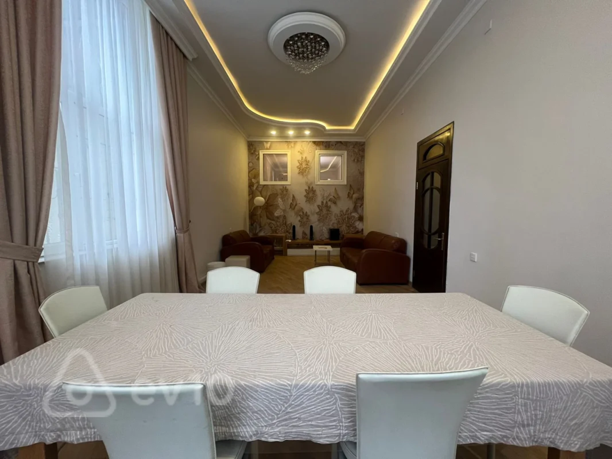 Kirayə verilir 4 otaqlı köhnə tikili 200 m²