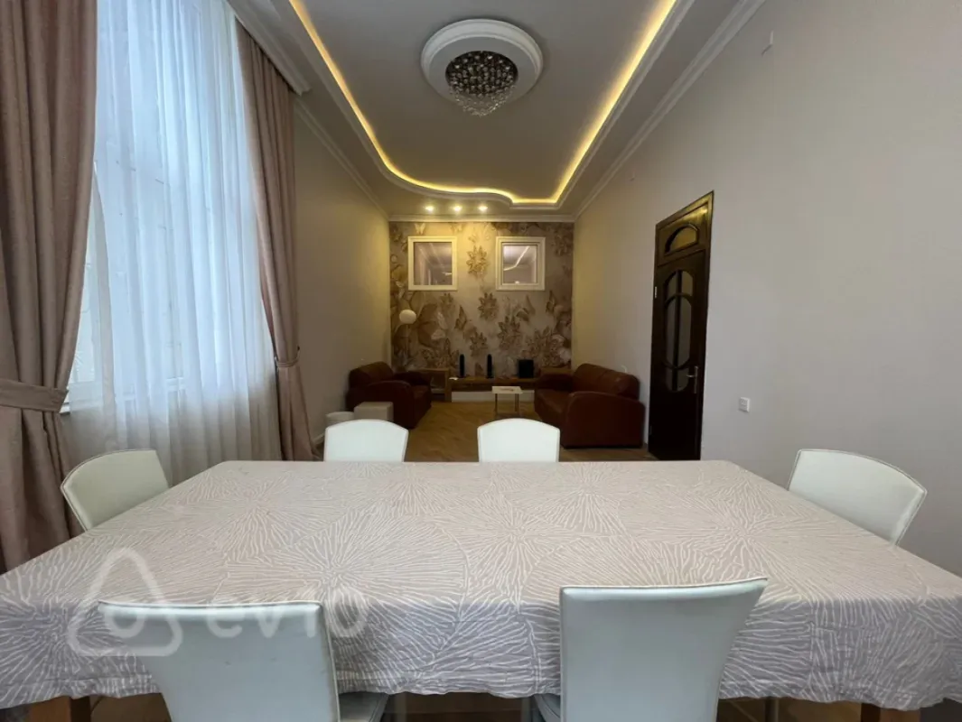 Kirayə verilir 4 otaqlı köhnə tikili 200 m²
