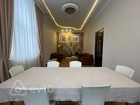 Kirayə verilir 4 otaqlı köhnə tikili 200 m²
