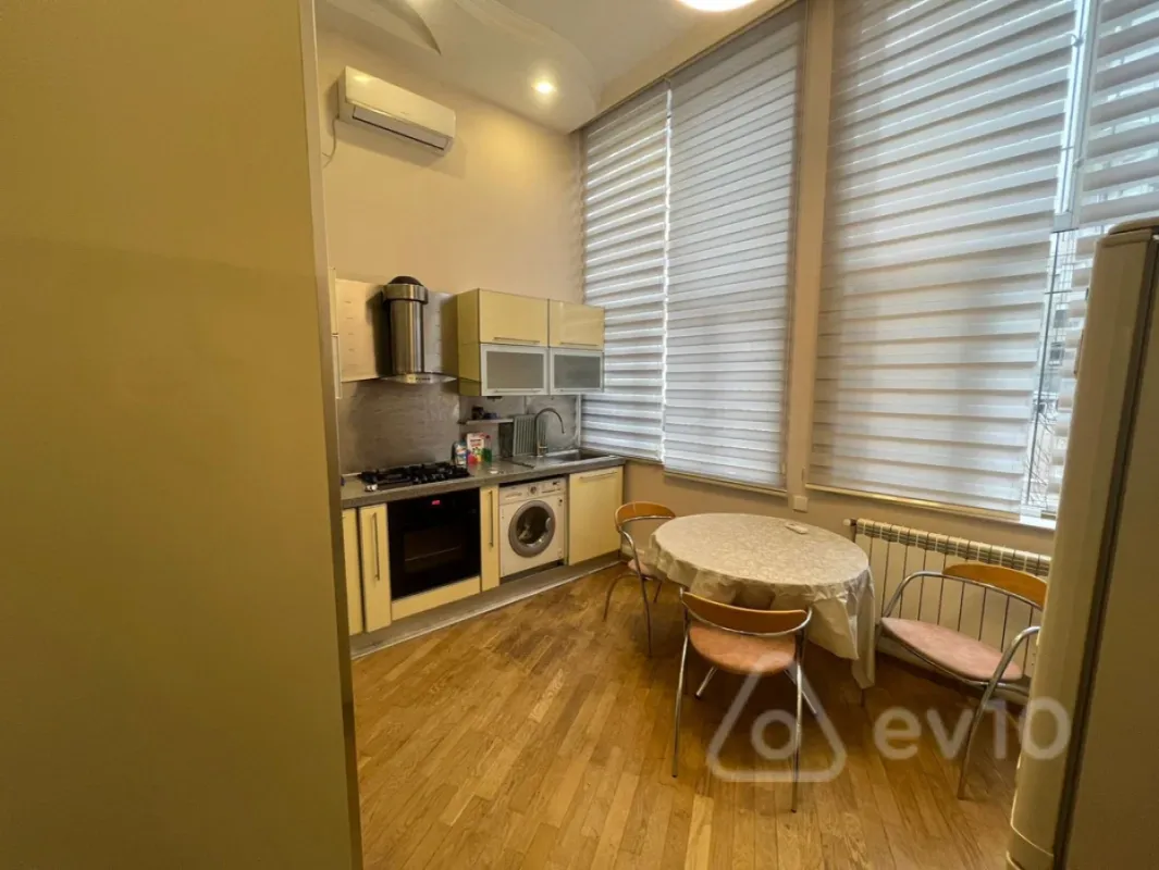 Kirayə verilir 4 otaqlı köhnə tikili 200 m²