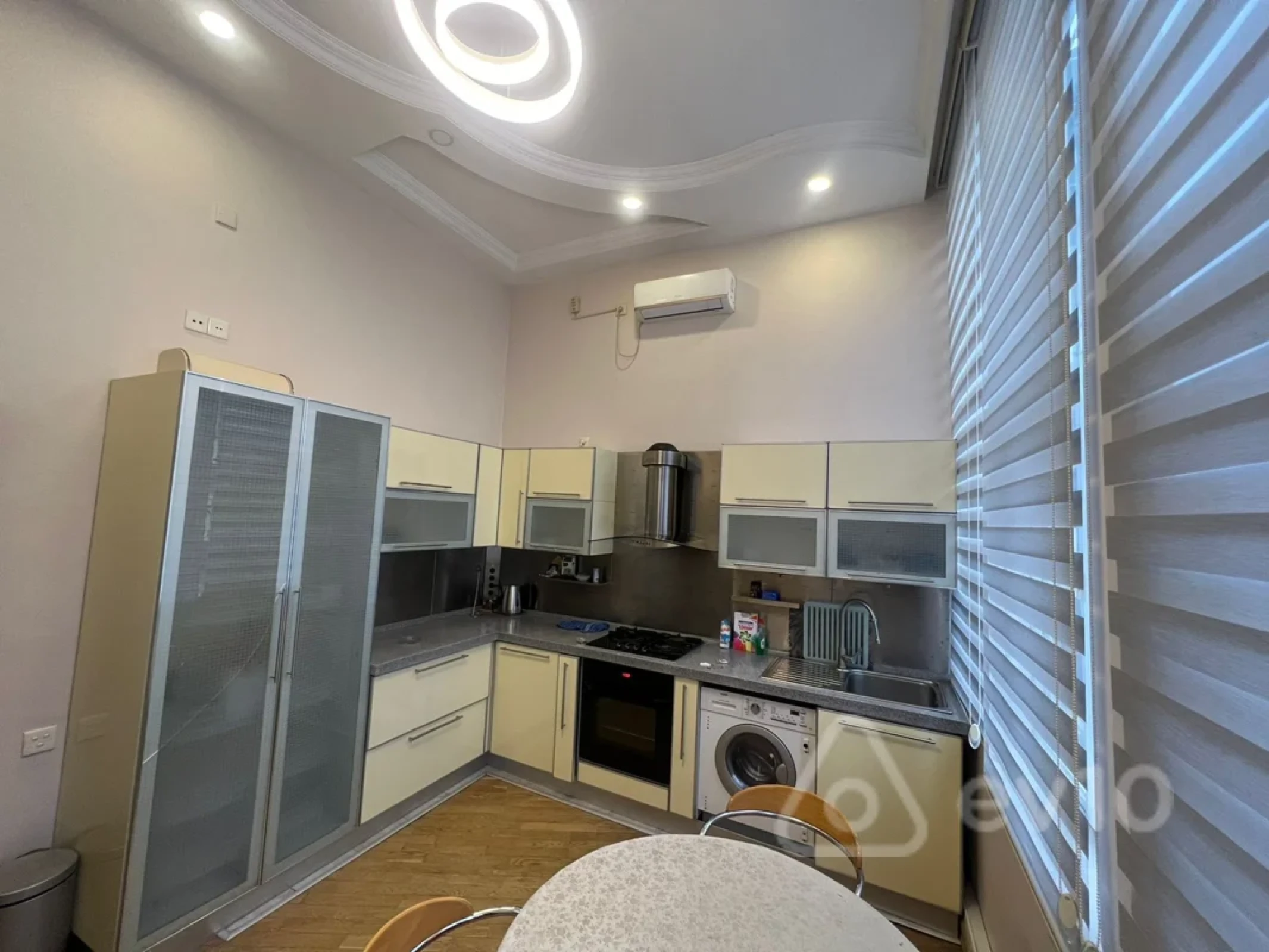 Kirayə verilir 4 otaqlı köhnə tikili 200 m²