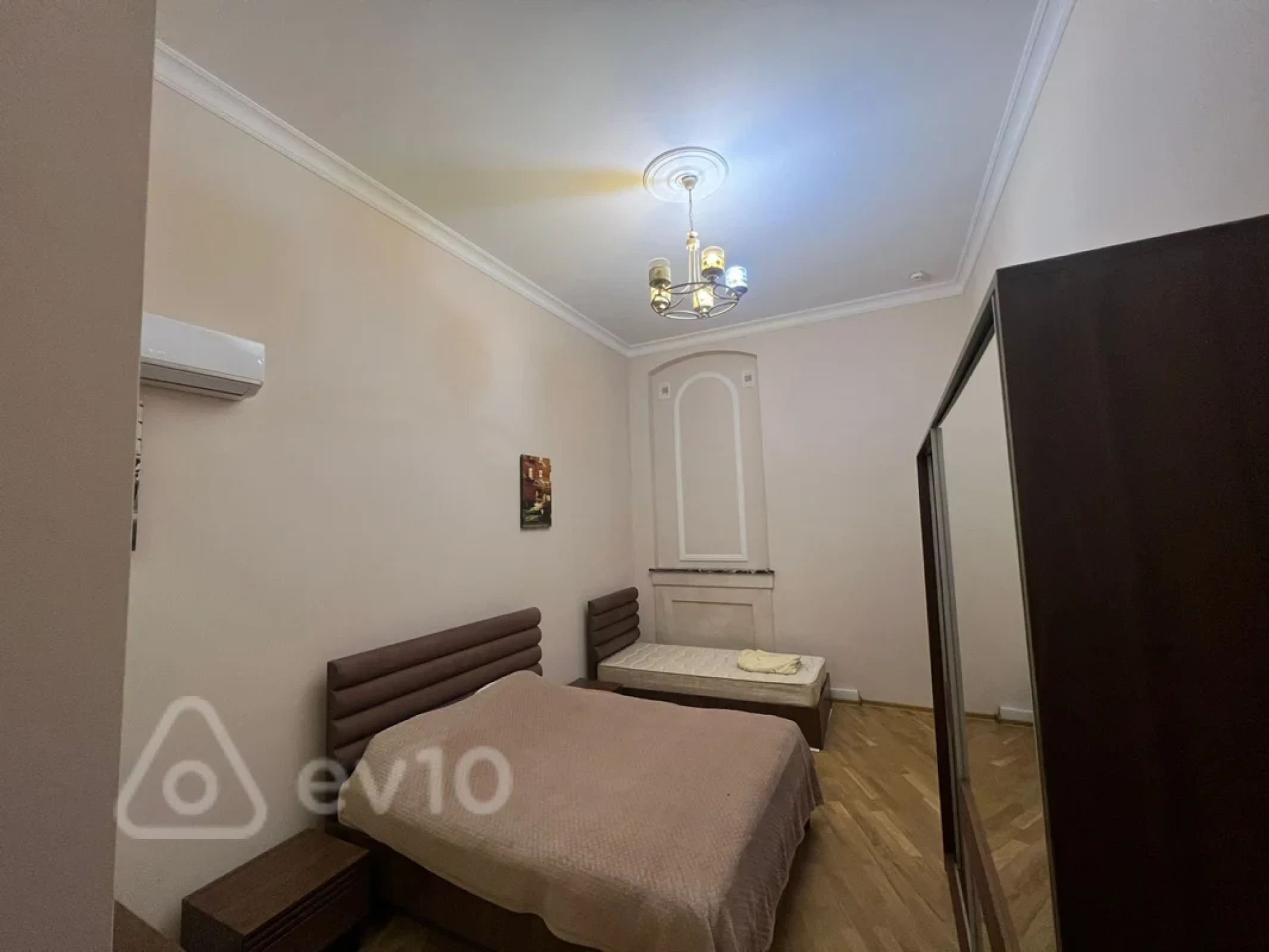 Kirayə verilir 4 otaqlı köhnə tikili 200 m²