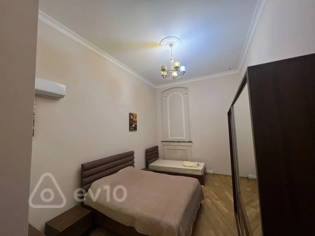 Kirayə verilir 4 otaqlı köhnə tikili 200 m²