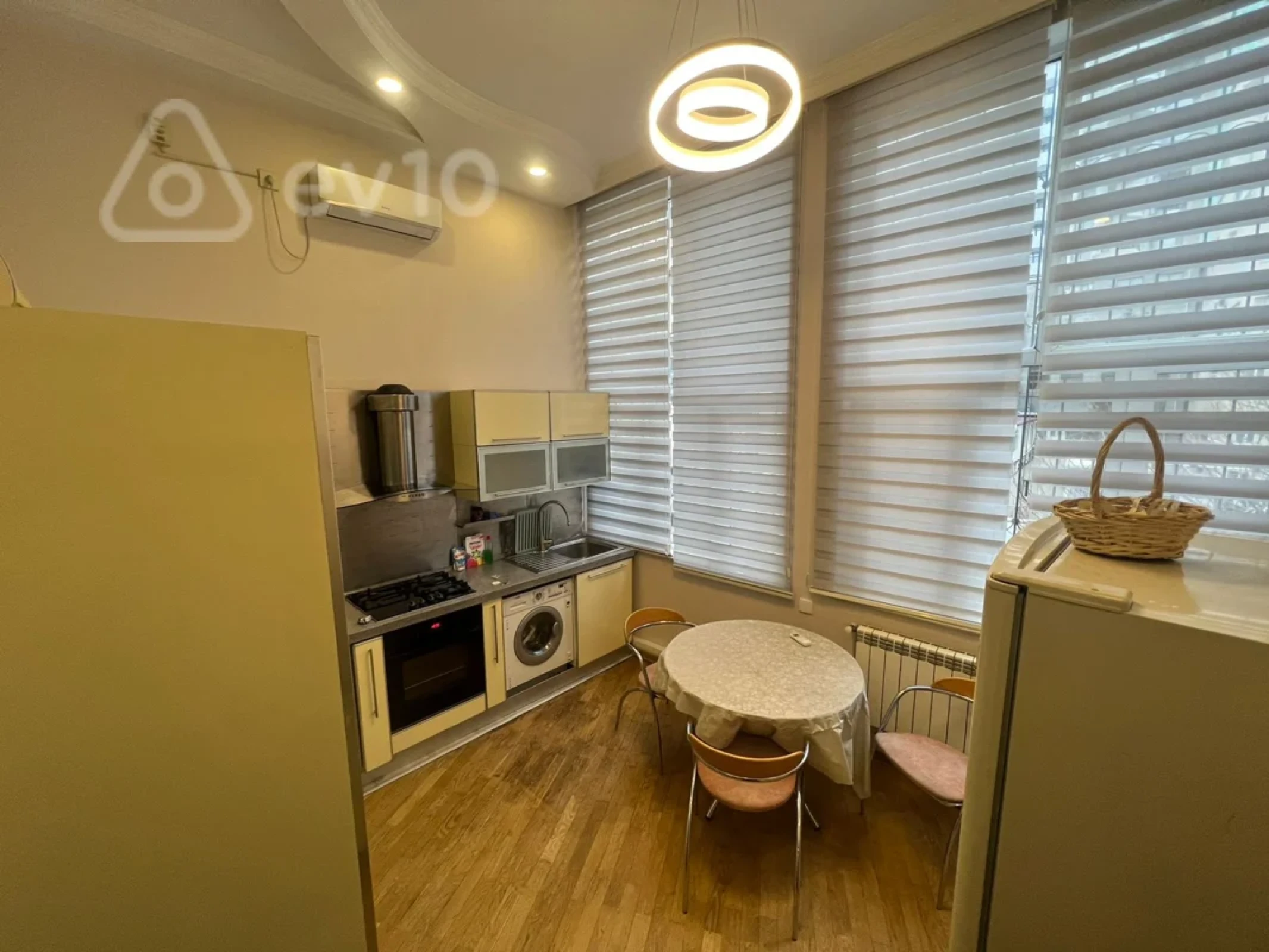 Kirayə verilir 4 otaqlı köhnə tikili 200 m²