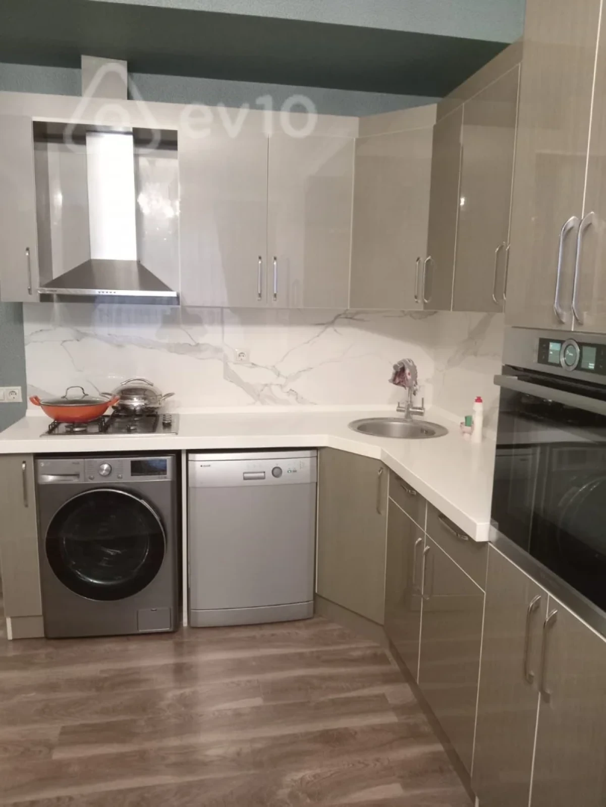 Kirayə verilir 2 otaqlı yeni tikili 65 m²