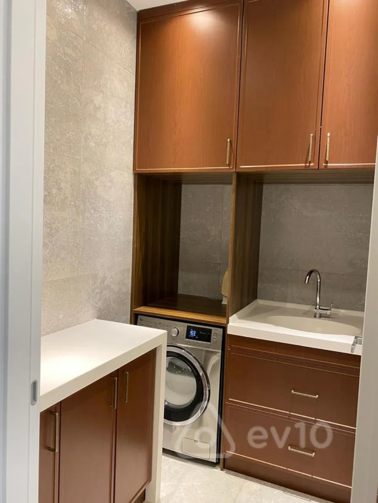 Kirayə verilir 3 otaqlı yeni tikili 160 m²