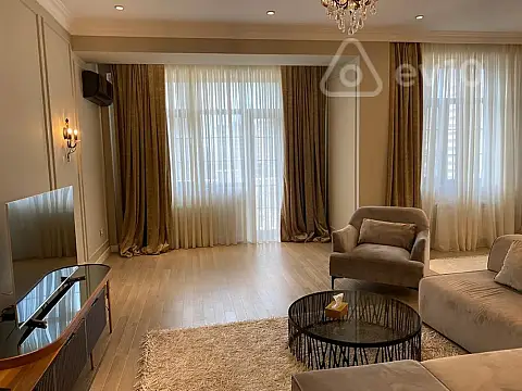 Kirayə verilir 3 otaqlı yeni tikili 160 m²