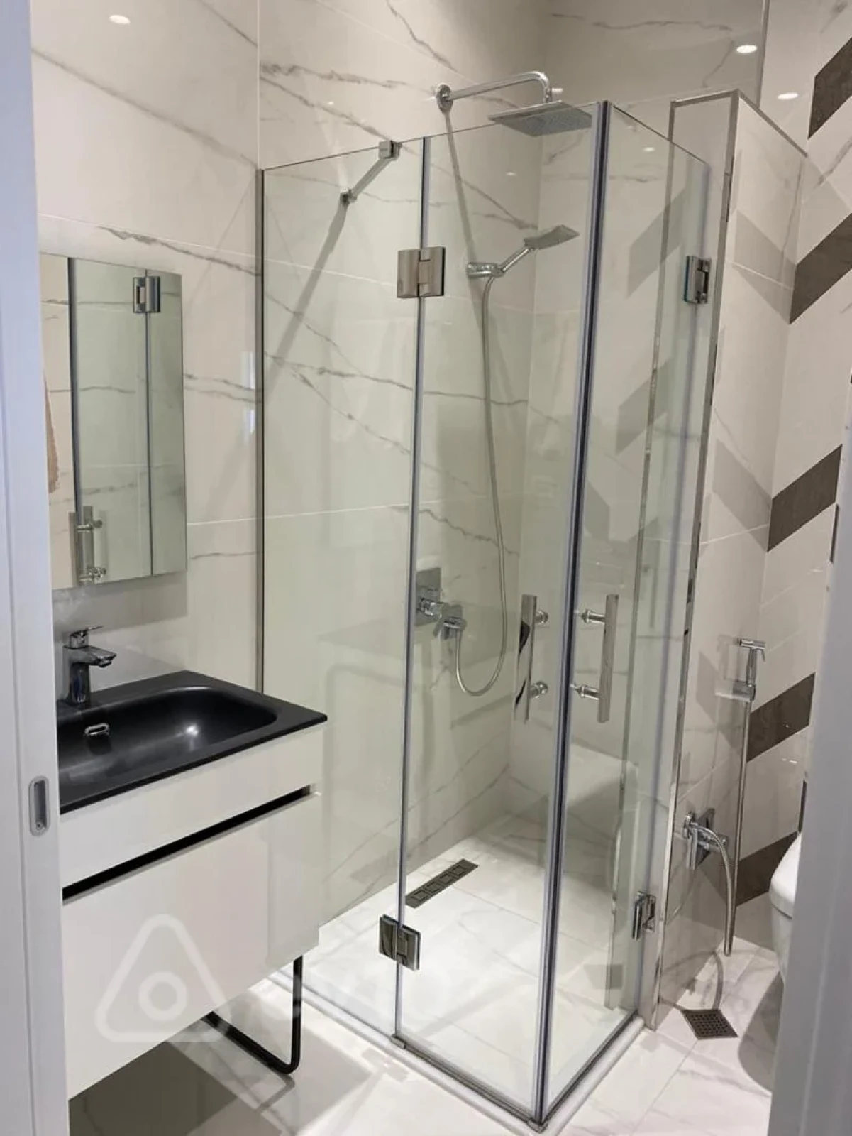 Kirayə verilir 3 otaqlı yeni tikili 160 m²