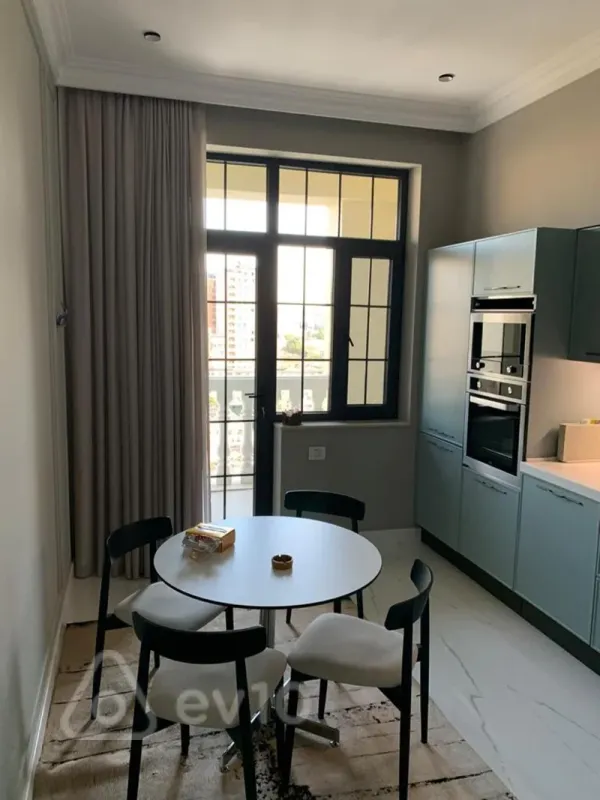 Kirayə verilir 3 otaqlı yeni tikili 160 m²