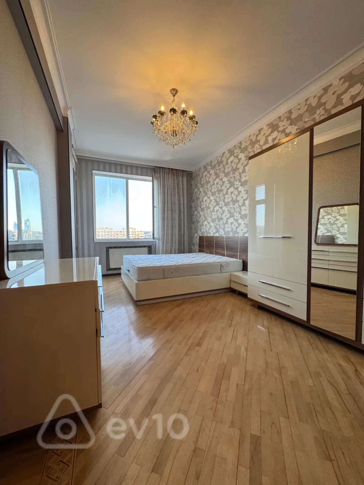 Kirayə verilir 3 otaqlı yeni tikili 150 m²