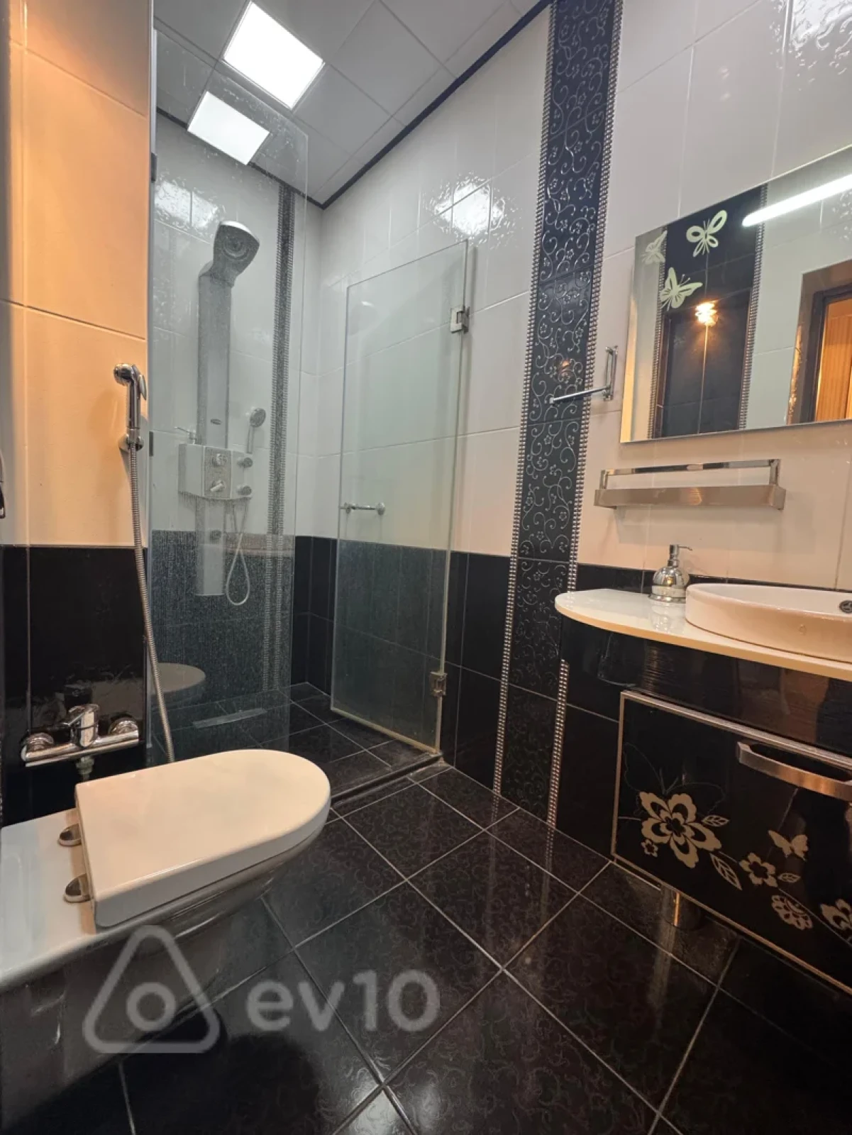 Kirayə verilir 3 otaqlı yeni tikili 150 m²