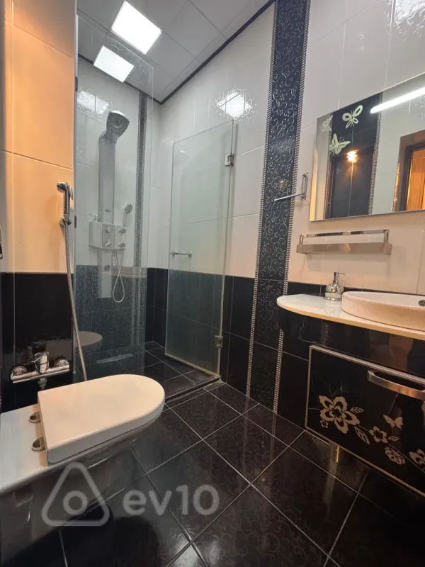 Kirayə verilir 3 otaqlı yeni tikili 150 m²