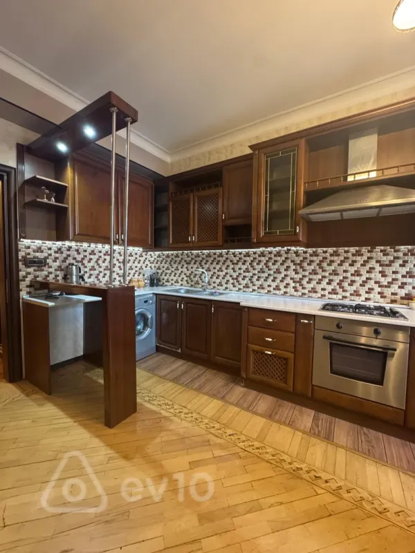 Kirayə verilir 3 otaqlı yeni tikili 150 m²