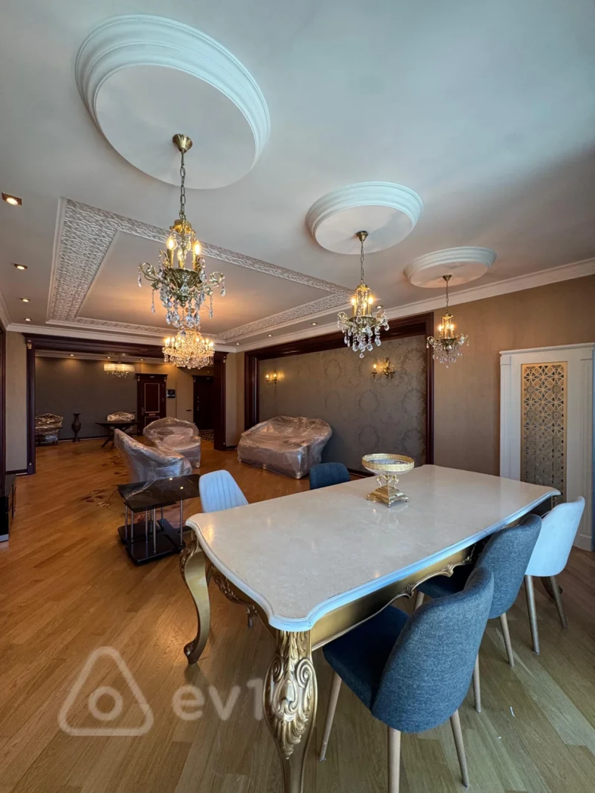 Kirayə verilir 3 otaqlı yeni tikili 220 m²