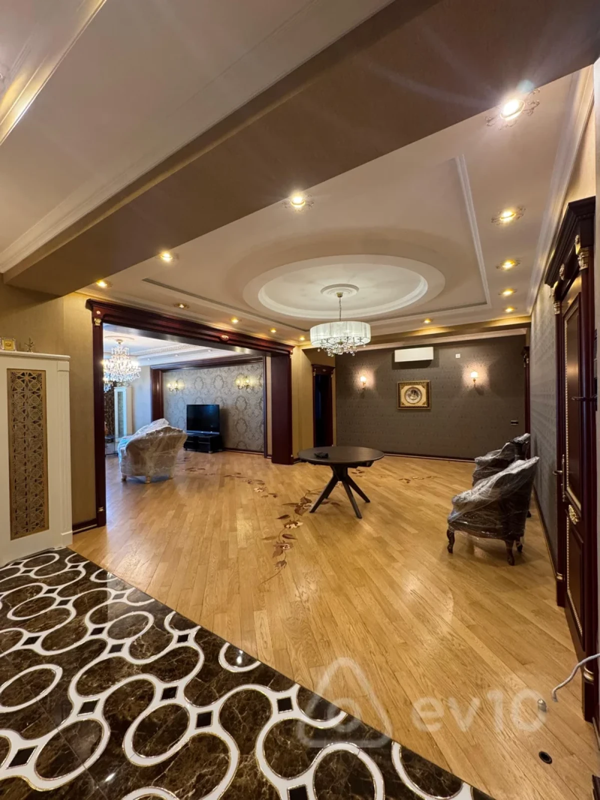 Kirayə verilir 3 otaqlı yeni tikili 220 m²