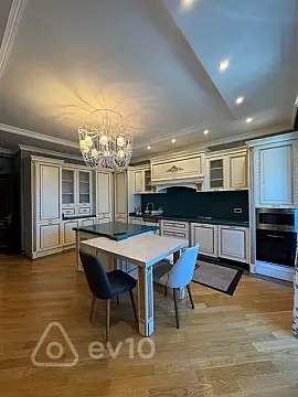 Kirayə verilir 3 otaqlı yeni tikili 220 m²