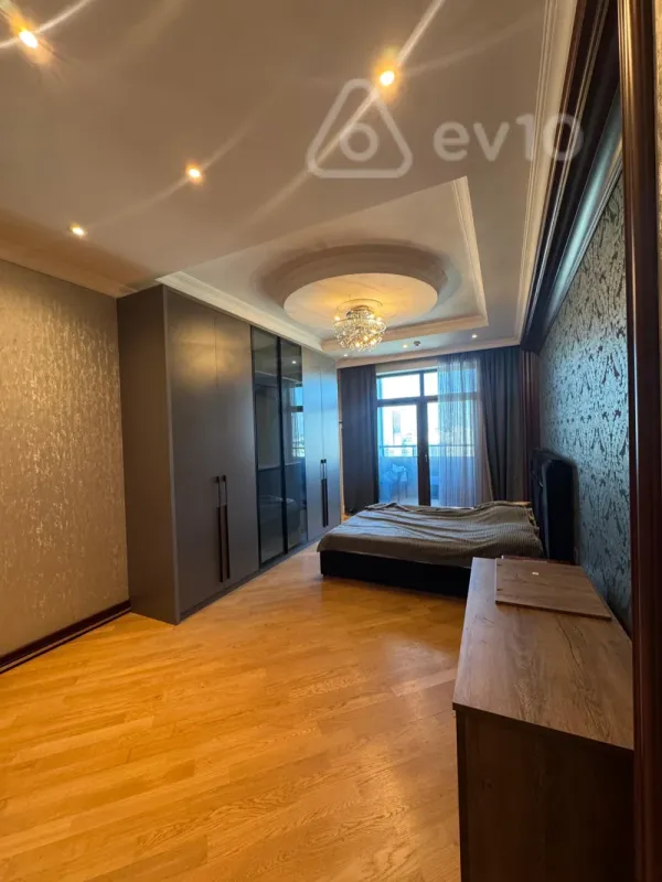 Kirayə verilir 3 otaqlı yeni tikili 220 m²