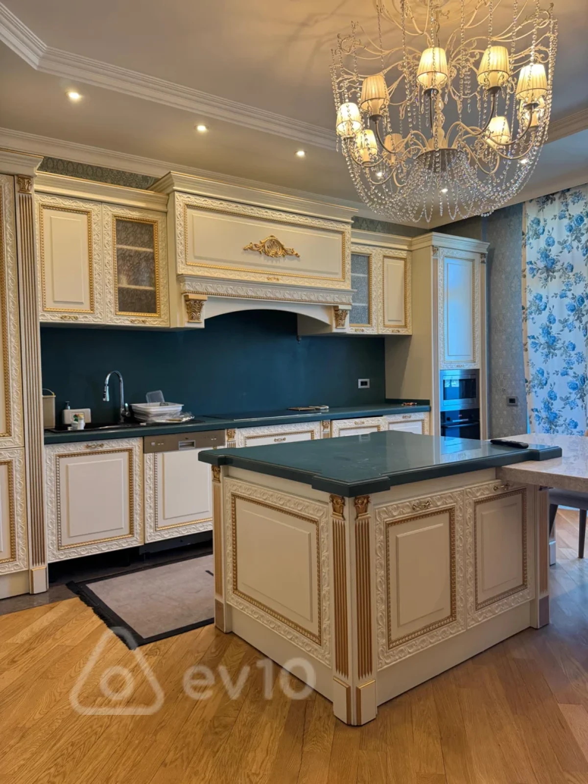 Kirayə verilir 3 otaqlı yeni tikili 220 m²