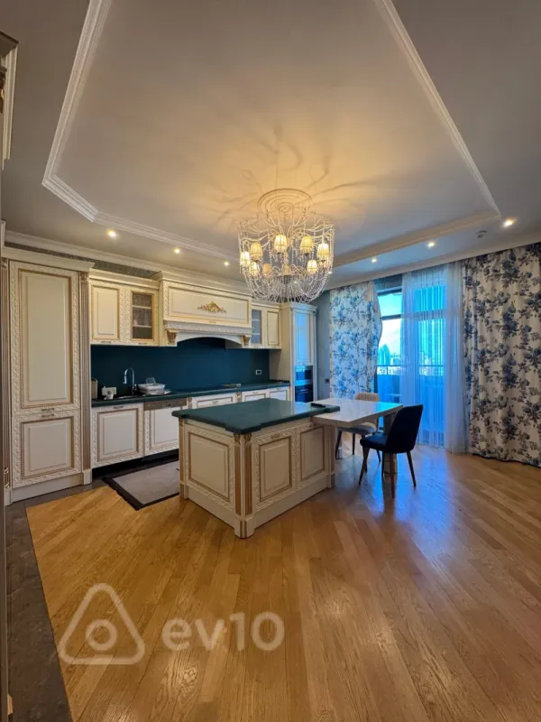 Kirayə verilir 3 otaqlı yeni tikili 220 m²