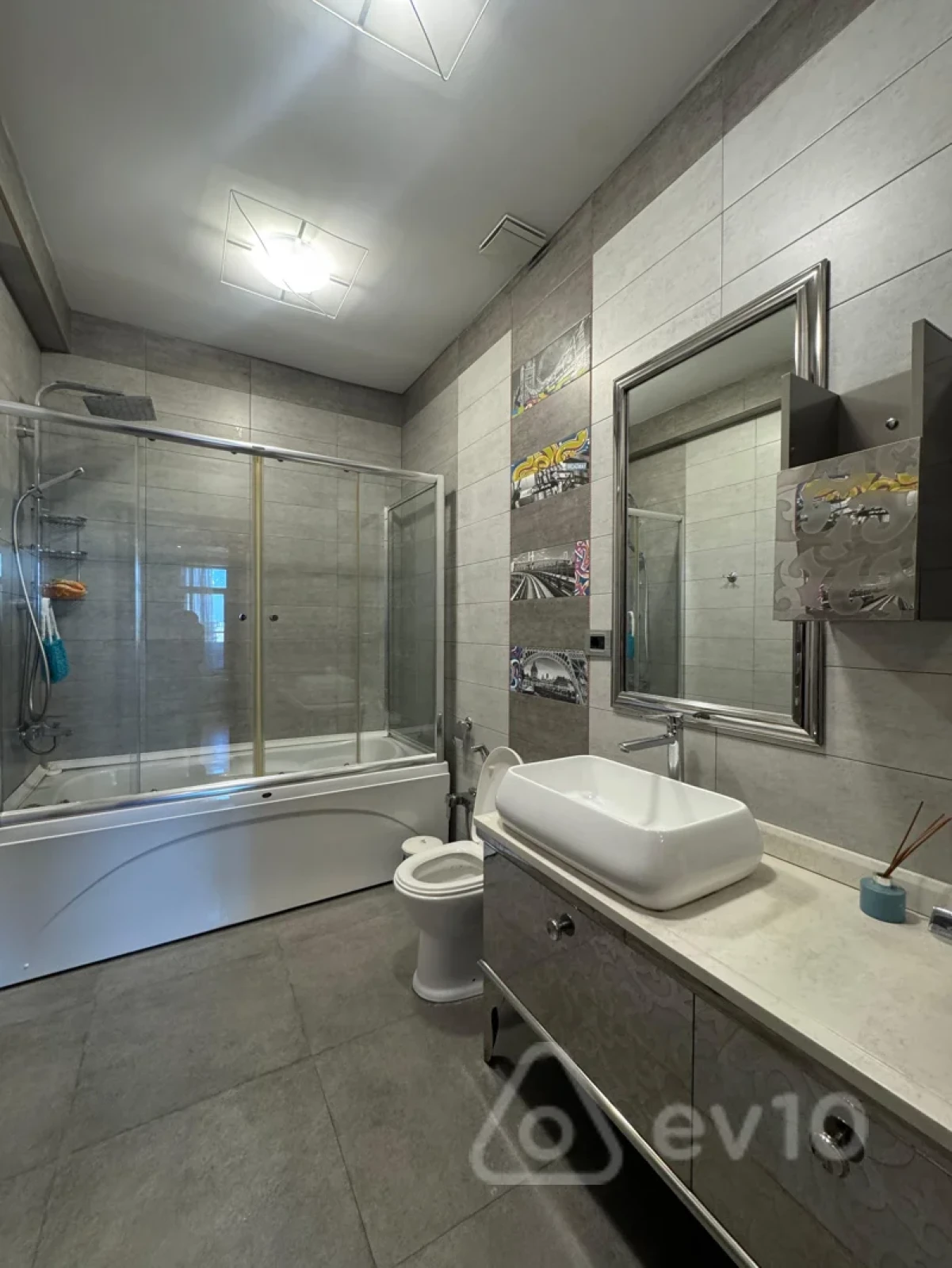 Kirayə verilir 3 otaqlı yeni tikili 220 m²