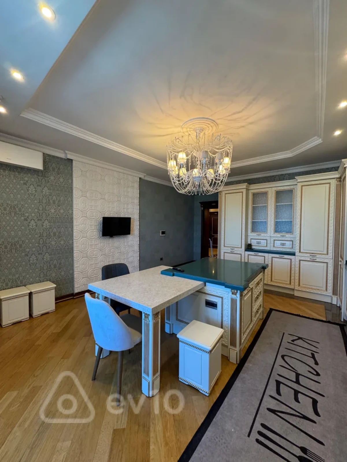 Kirayə verilir 3 otaqlı yeni tikili 220 m²