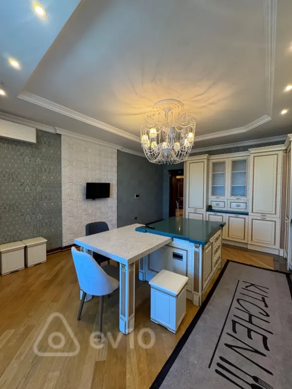 Kirayə verilir 3 otaqlı yeni tikili 220 m²