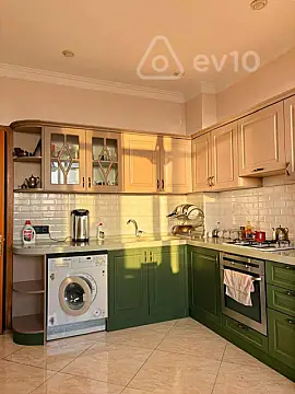 Kirayə verilir 3 otaqlı köhnə tikili 150 m²