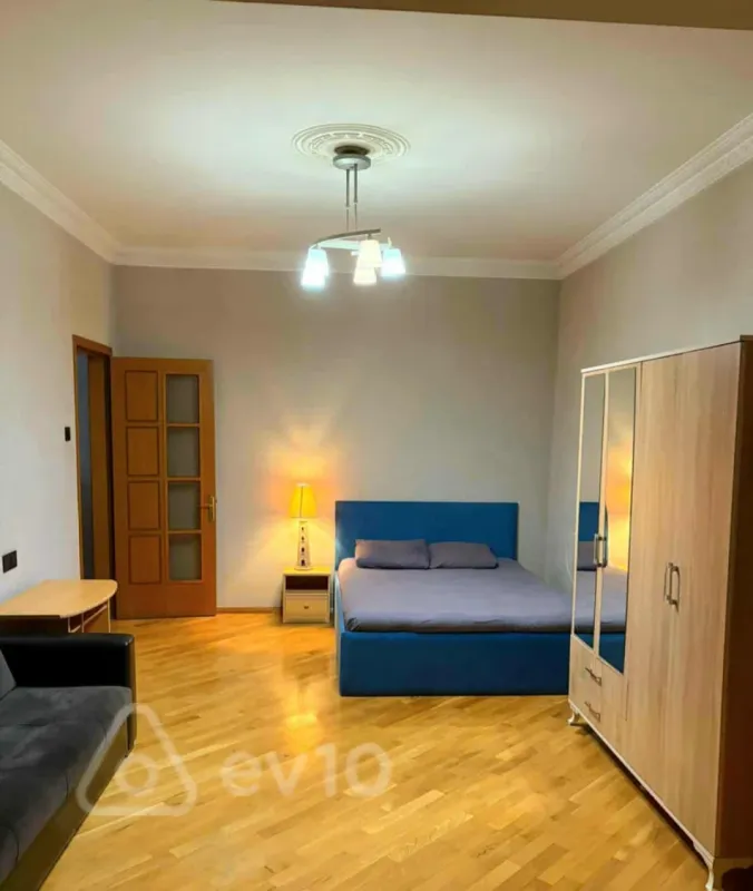 Kirayə verilir 3 otaqlı köhnə tikili 150 m²