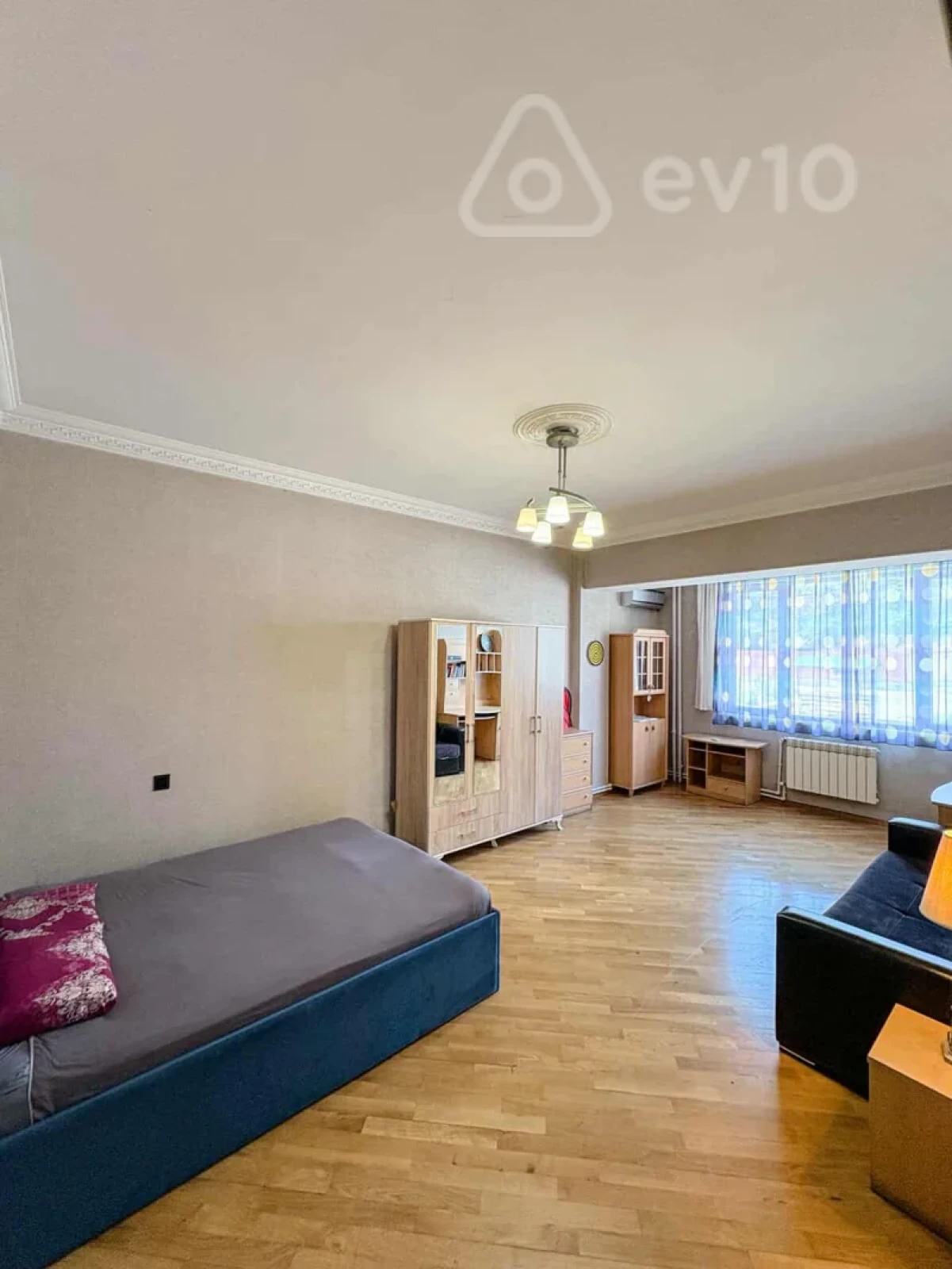 Kirayə verilir 3 otaqlı köhnə tikili 150 m²