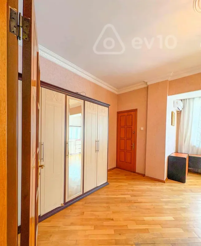 Kirayə verilir 3 otaqlı köhnə tikili 150 m²