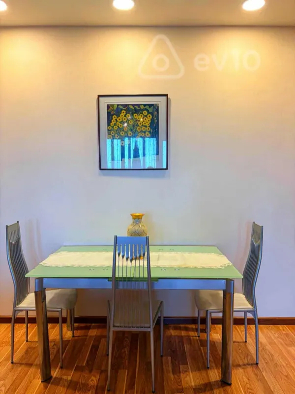 Kirayə verilir 3 otaqlı köhnə tikili 150 m²