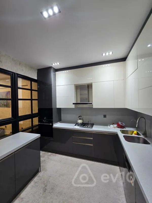 Kirayə verilir 4 otaqlı yeni tikili 170 m²