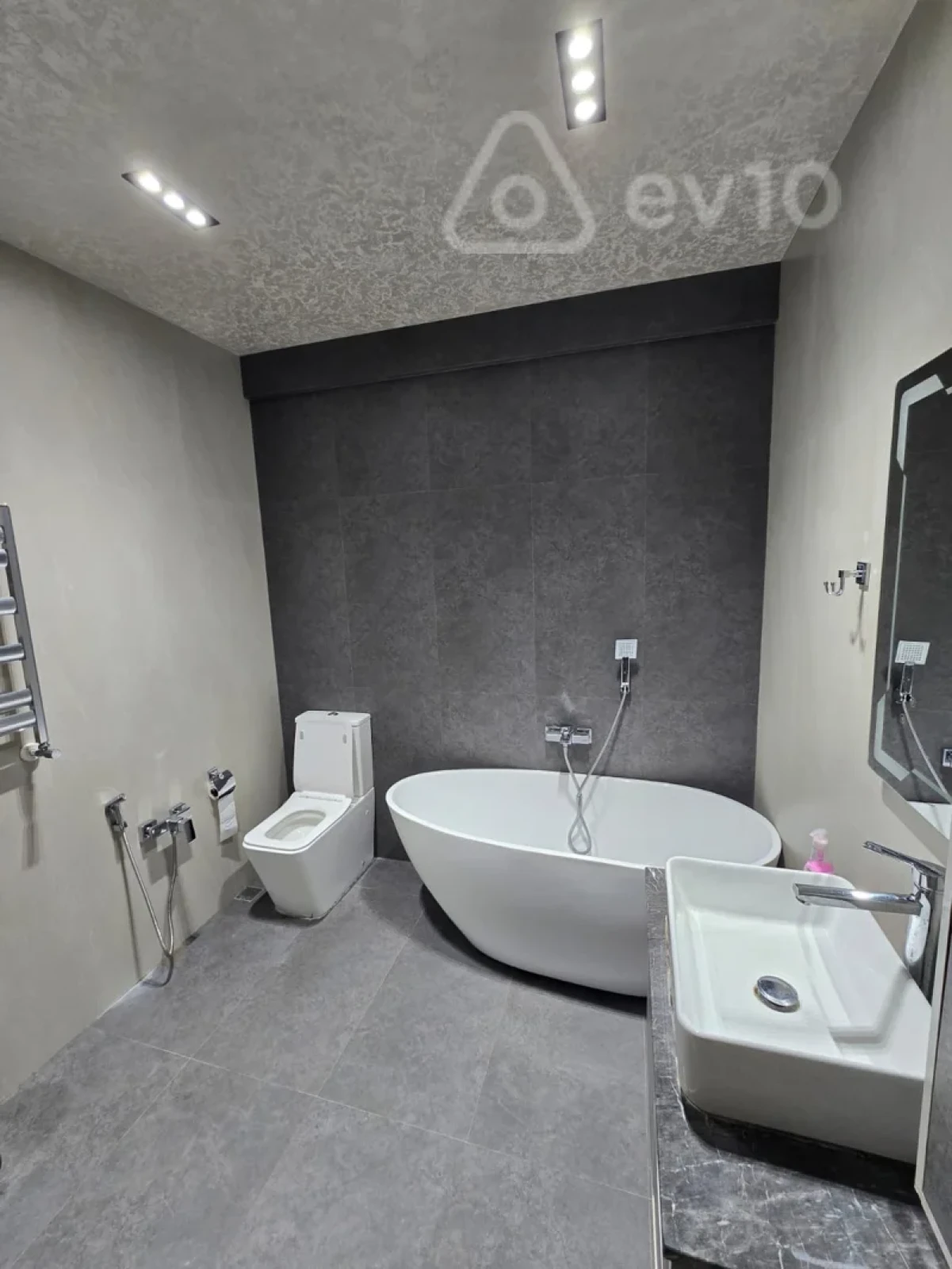 Kirayə verilir 4 otaqlı yeni tikili 170 m²