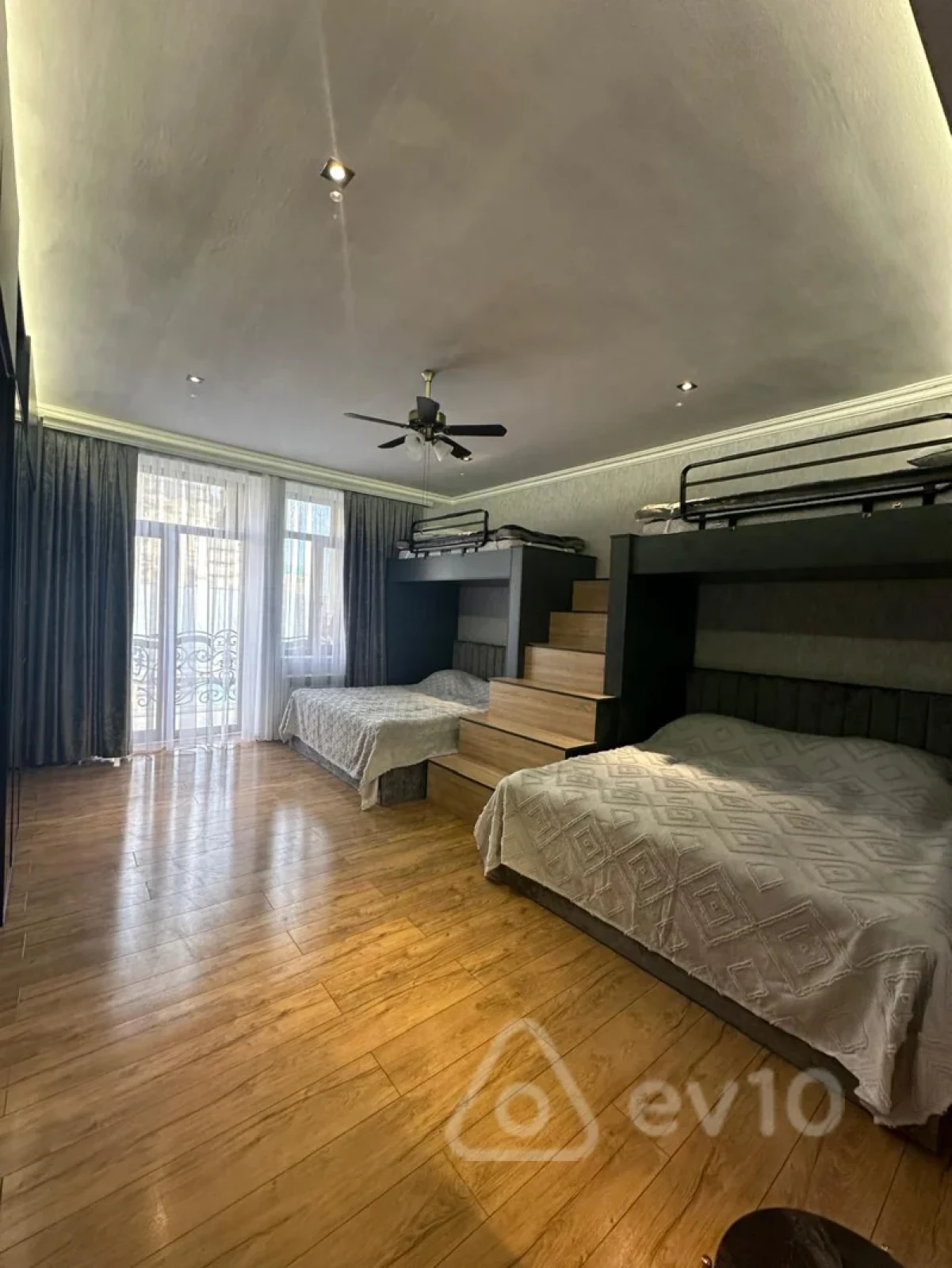 Satılır 3 otaqlı köhnə tikili 125 m²