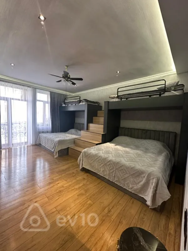 Satılır 3 otaqlı köhnə tikili 125 m²