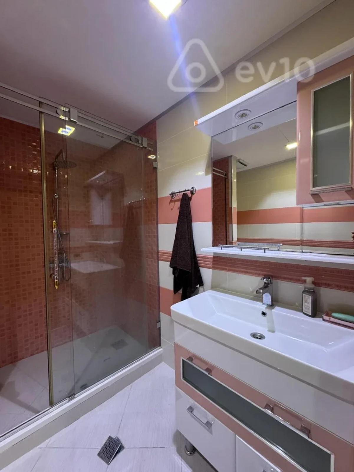 Kirayə verilir 5 otaqlı yeni tikili 320 m²