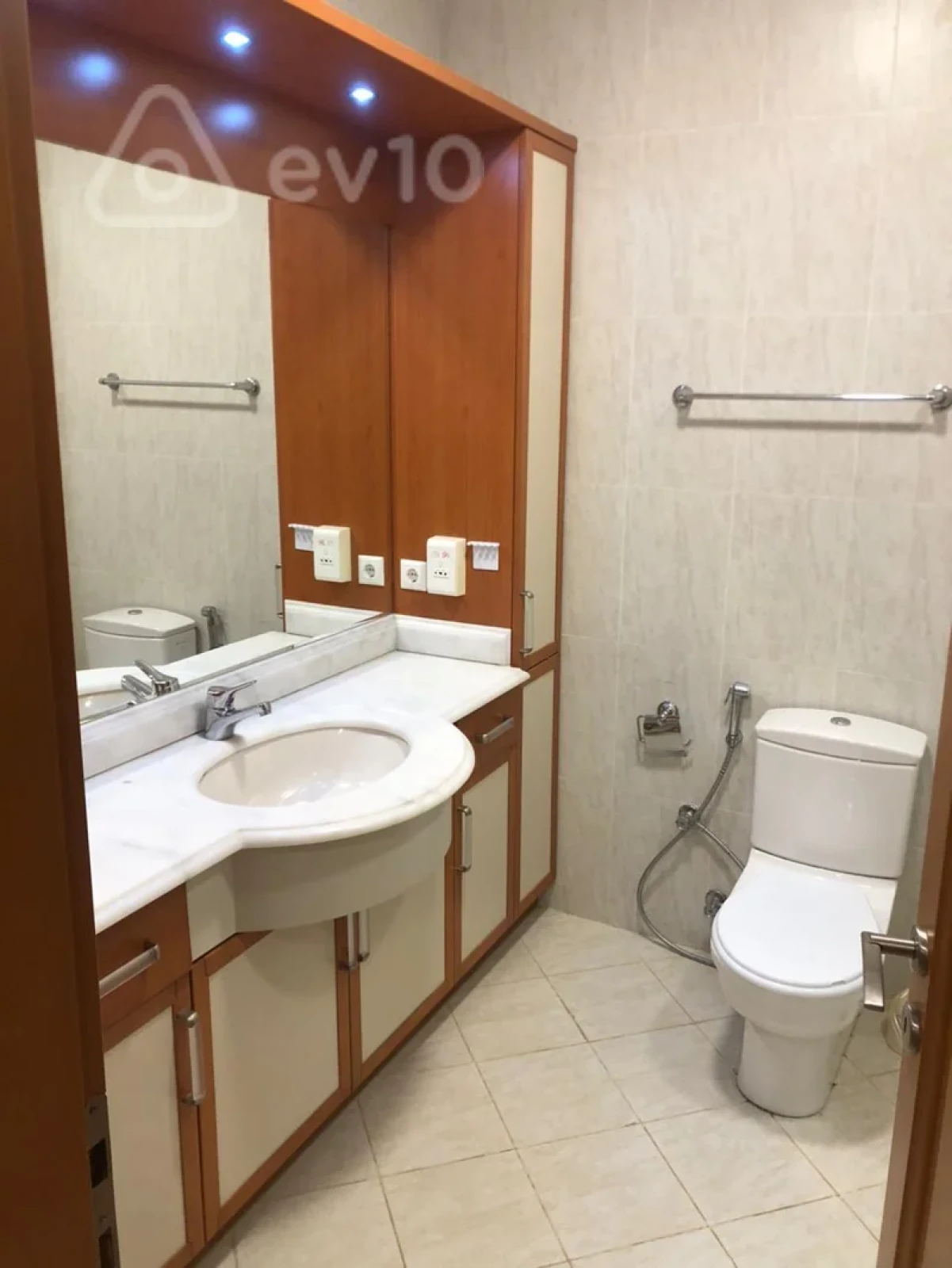 Kirayə verilir 4 otaqlı yeni tikili 220 m²