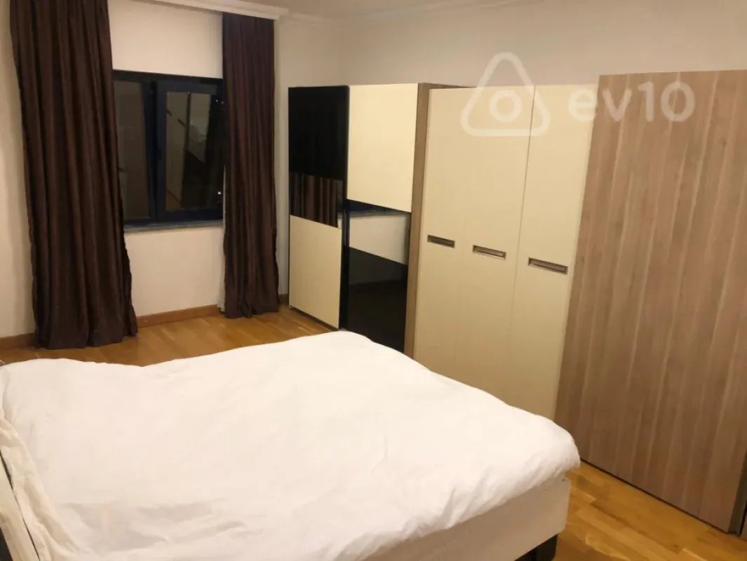 Kirayə verilir 4 otaqlı yeni tikili 220 m²