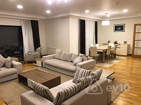 Kirayə verilir 4 otaqlı yeni tikili 220 m²