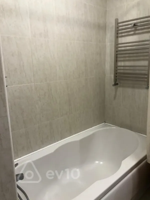 Kirayə verilir 4 otaqlı yeni tikili 220 m²