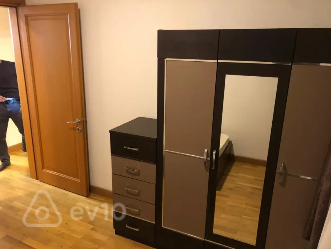 Kirayə verilir 4 otaqlı yeni tikili 220 m²