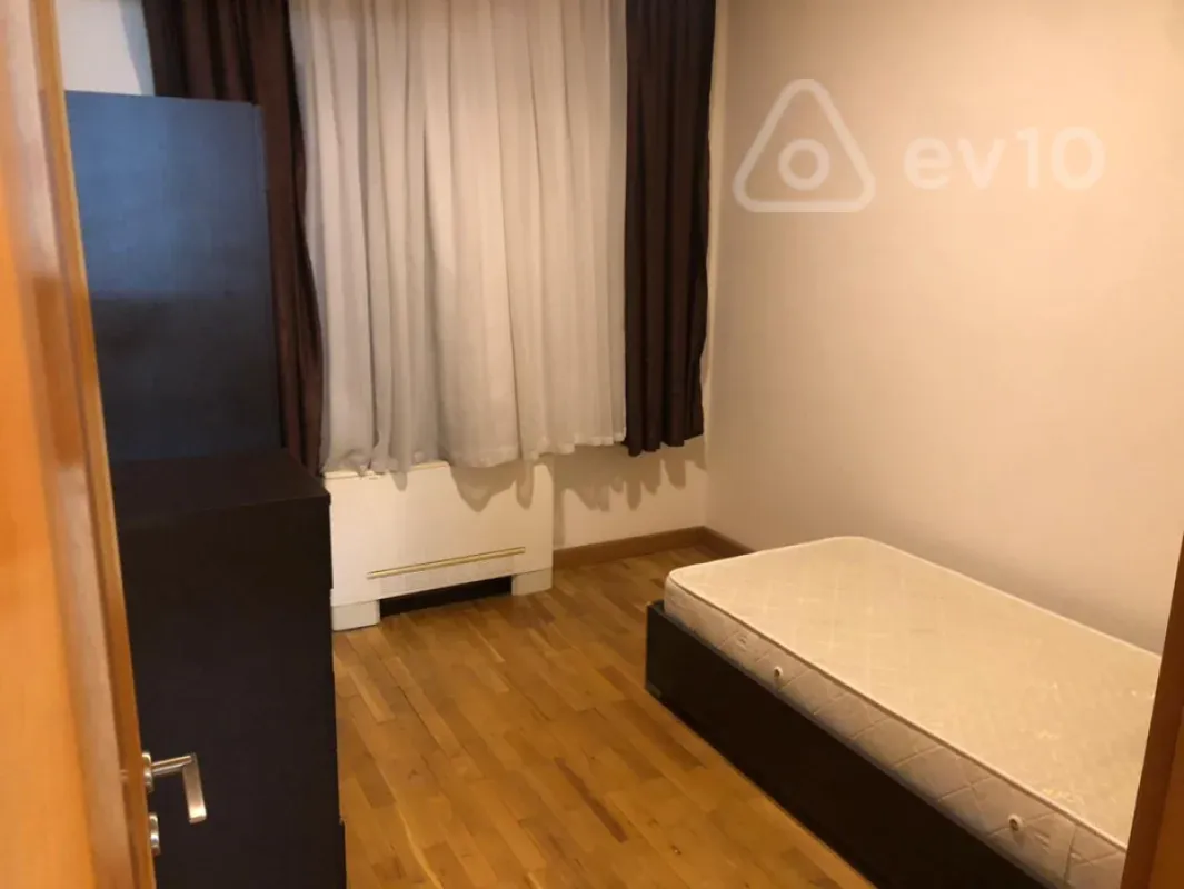 Kirayə verilir 4 otaqlı yeni tikili 220 m²