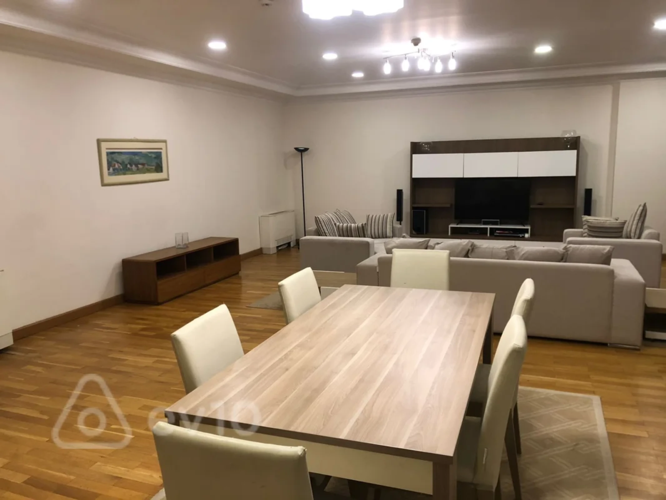Kirayə verilir 4 otaqlı yeni tikili 220 m²