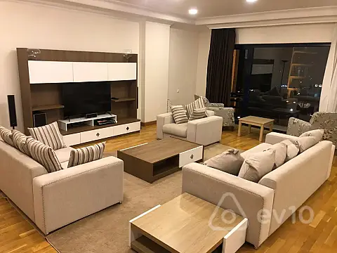 Kirayə verilir 4 otaqlı yeni tikili 220 m²