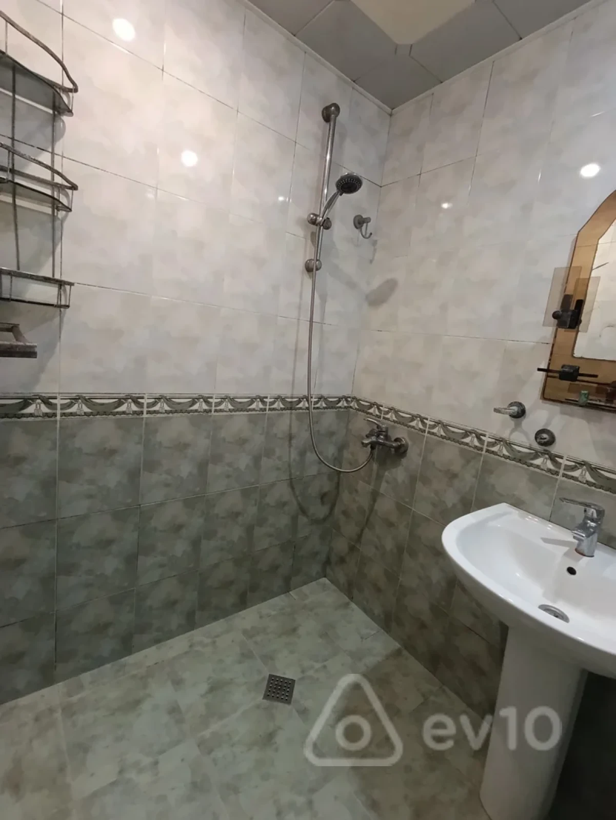 Kirayə verilir 2 otaqlı köhnə tikili 50 m²