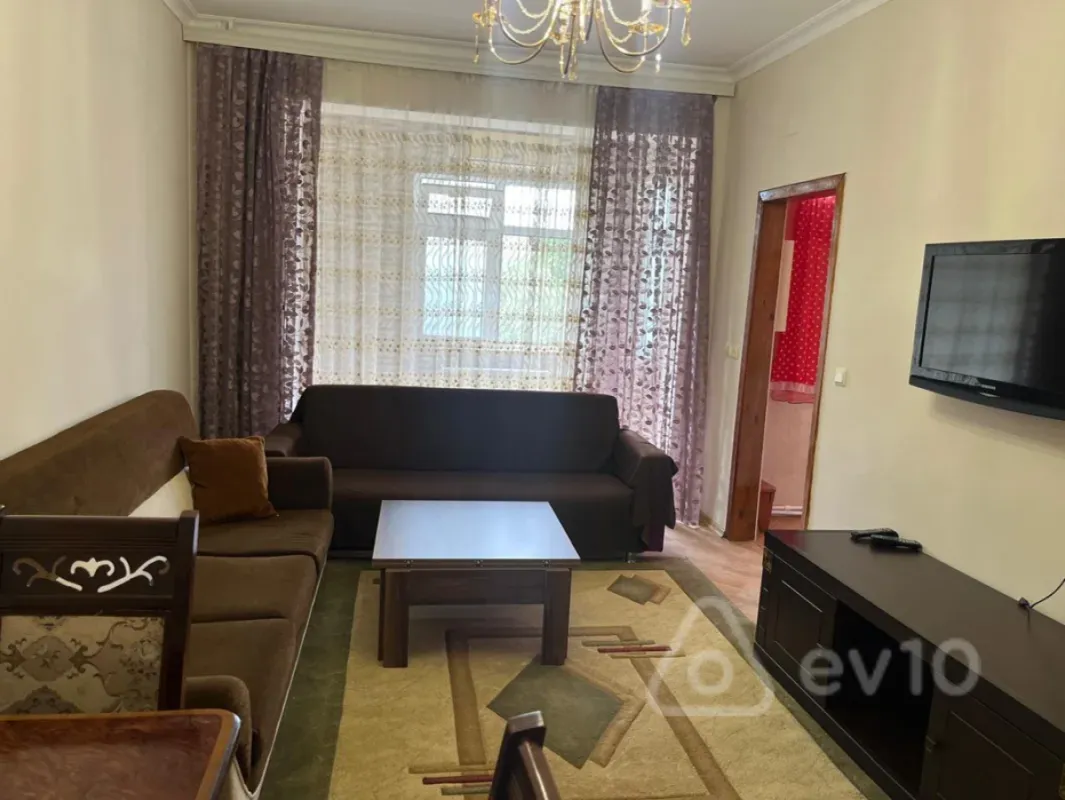 Kirayə verilir 2 otaqlı köhnə tikili 661 m²