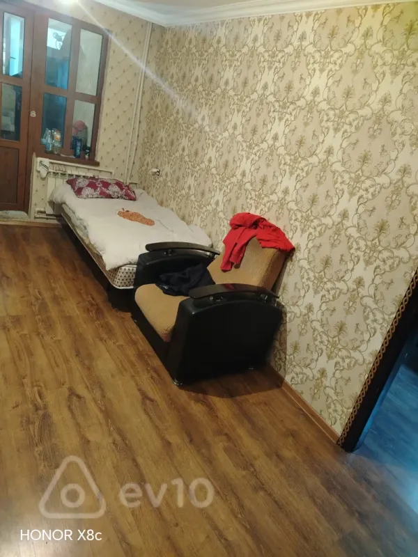 Kirayə verilir 3 otaqlı köhnə tikili 8 m²