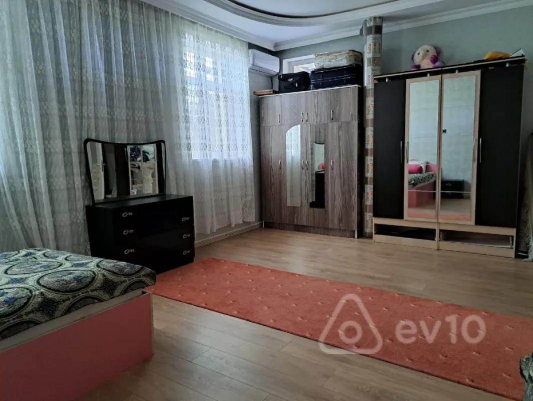 Kirayə verilir 8 otaqlı həyət evi 350 m²