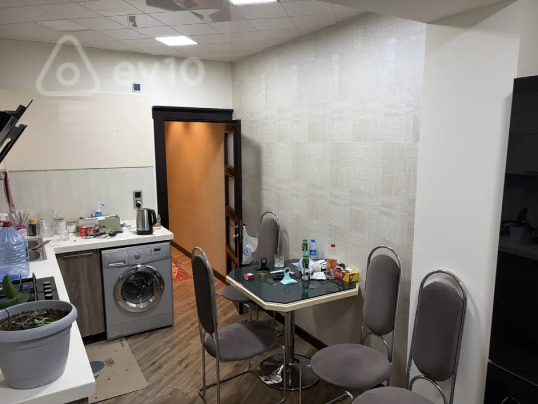 Satılır 4 otaqlı köhnə tikili 105 m²