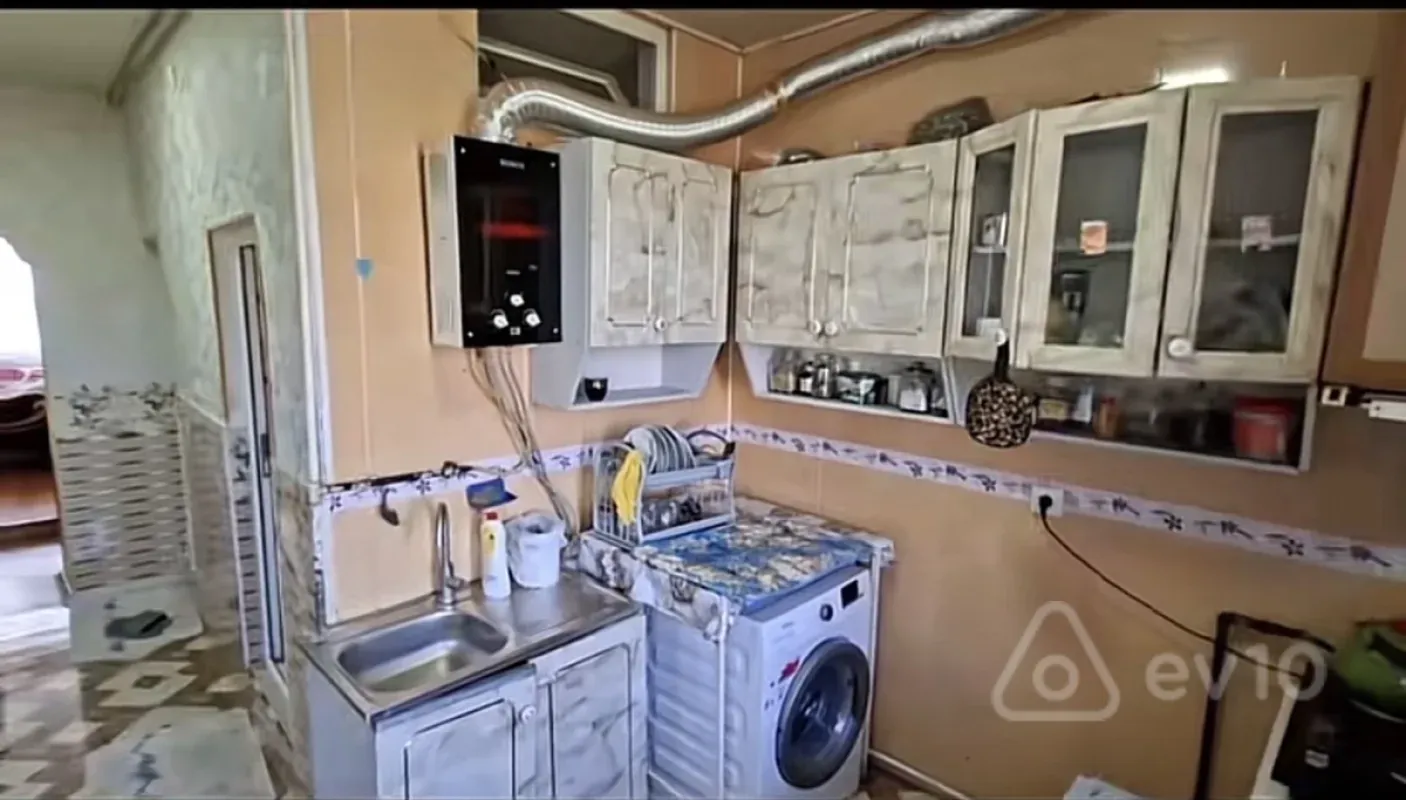 Satılır 4 otaqlı köhnə tikili 100 m²